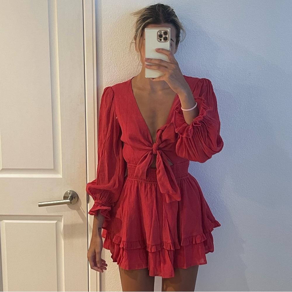 Selfie Leslie red dress